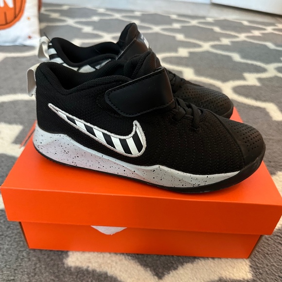 Nike team hustle quick 2 sport sneakers - Picture 1 of 3